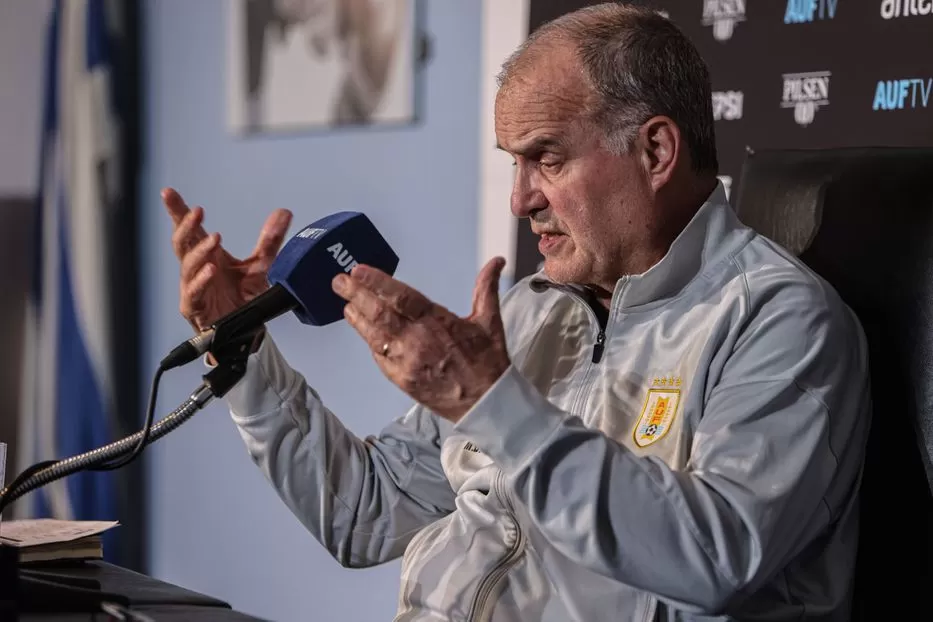 Imagen de AUF apuesta al proyecto Bielsa hasta el Mundial y detectó “lo que debe ser corregido”