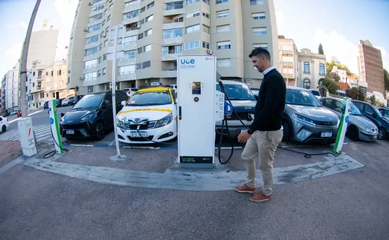 Imagen de Casi el 30% de los autos vendidos ya son eléctricos: entre el ahorro récord y el riesgo de las cargas caseras