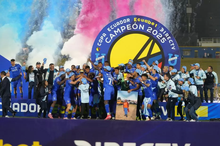Imagen de Con un gol uruguayo y otro de la mitad de la cancha, Católica ganó su primera Copa Ecuador